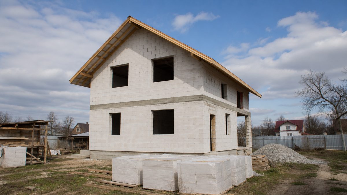 Строительство частного дома: коробка под крышей на участке